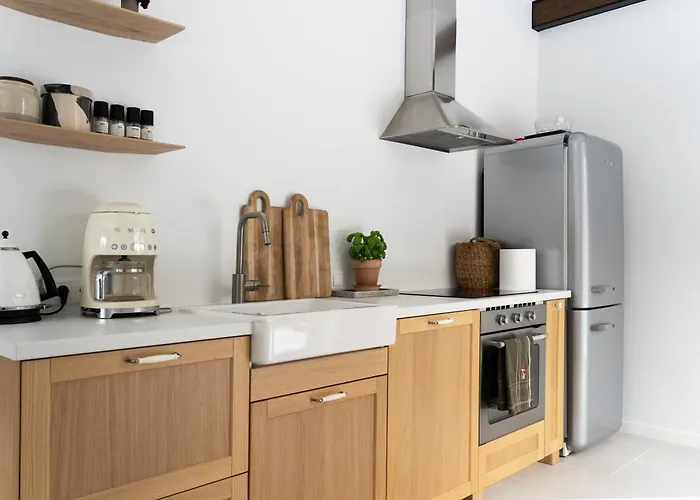 Charming Seaside Country Cottage Myza Lakhetaguze