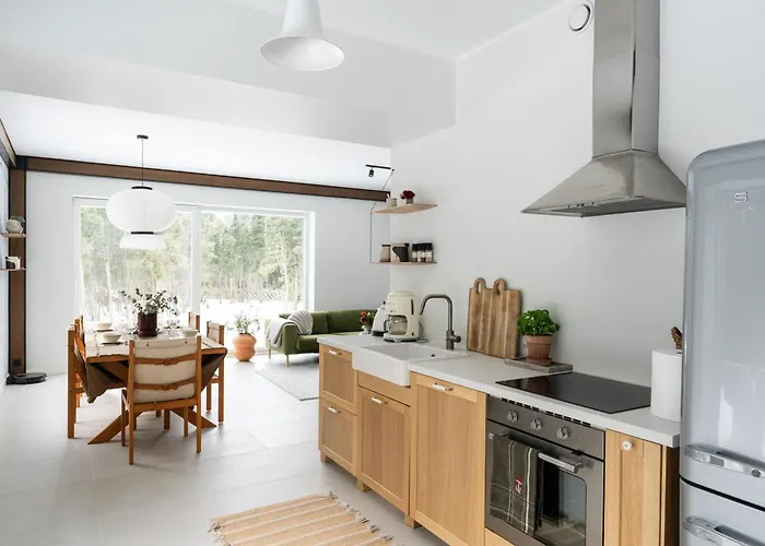 Charming Seaside Country Cottage * Myza Lakhetaguze